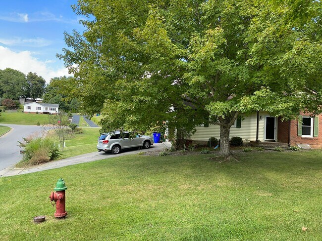Foto del edificio - Updated 3 Bedroom 2.5 Bath Home on Hardwoo...