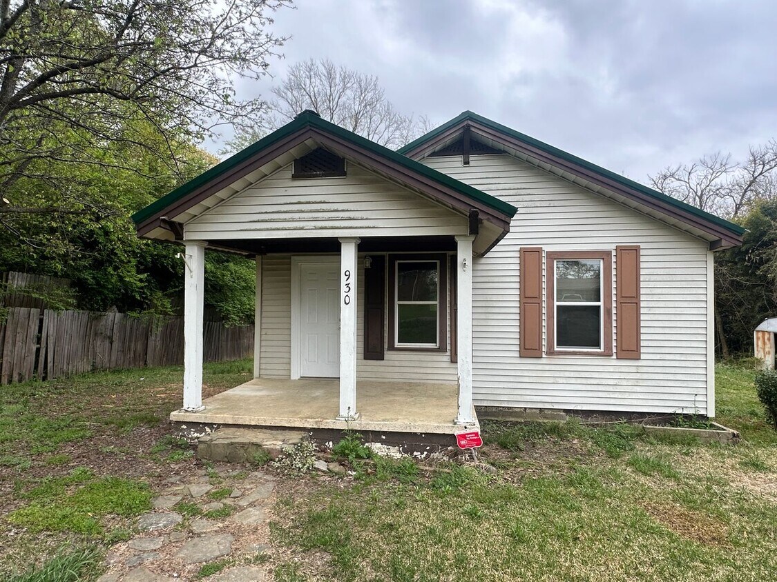 Primary Photo - 930 Ivy St