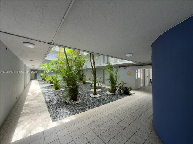Foto del edificio - 8231 NW 8th St