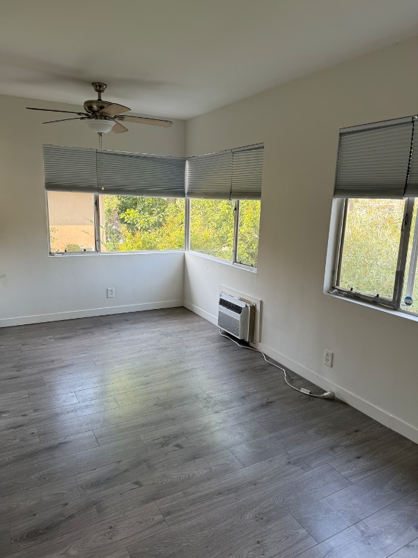 Foto del edificio - 2140 Beachwood Dr