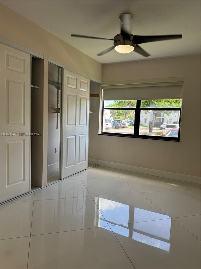 Building Photo - 9411 Fontainebleau Blvd