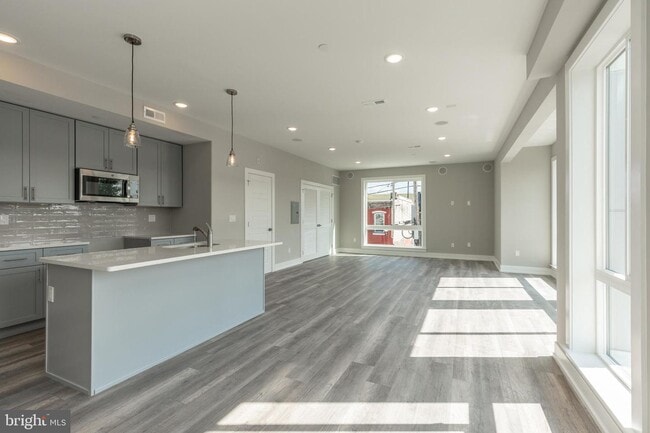 Building Photo - 2401 N Mascher St