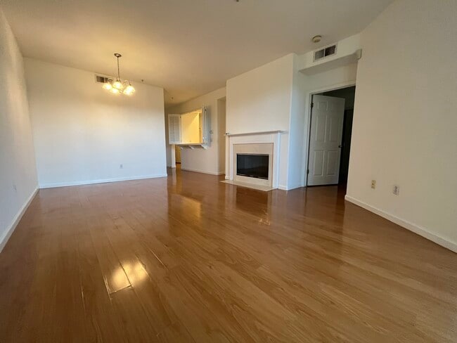 Building Photo - 903 Sunrose Ter