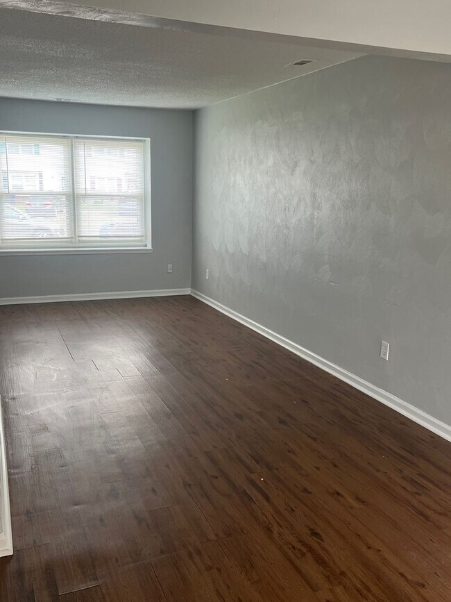 Building Photo - UPDATED 3 BEDROOM 1.5 BATH TOWNHOME . FRES...
