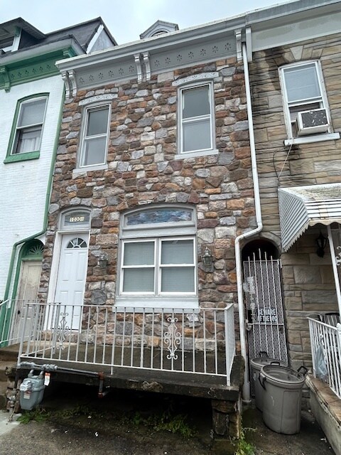 Building Photo - 1030A Elm St