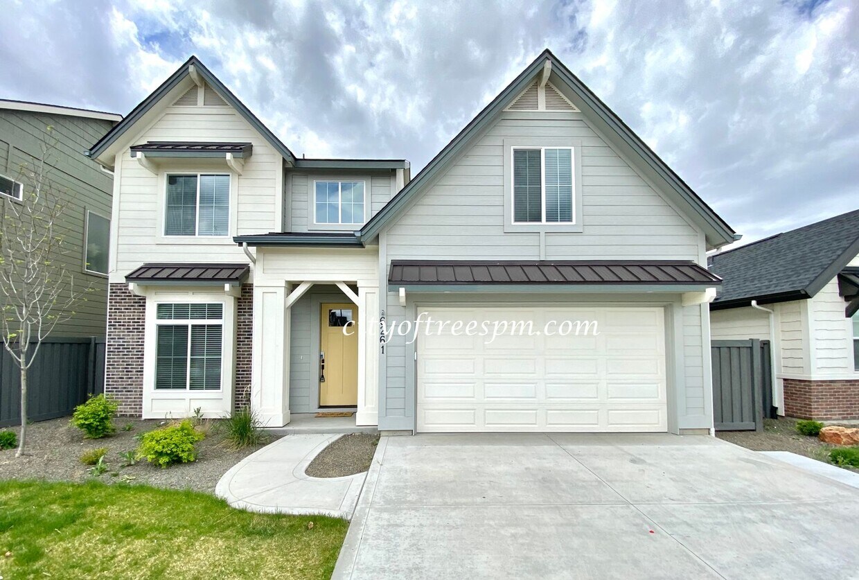 Foto principal - BEAUTIFUL 4 bed 2 1/2 Bath Located in Cent...