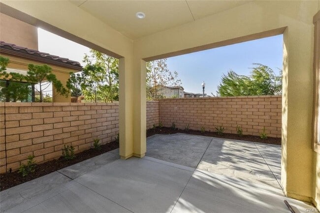 Building Photo - 16 Torosa