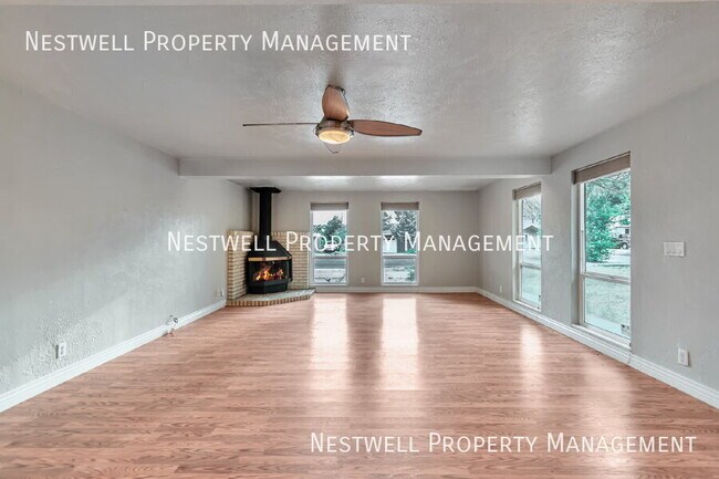 Foto del edificio - 910 E Carnation Dr