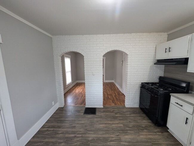 Foto del edificio - Spacious 3-Bedroom, 1.5-Bathroom Home with Garage – $1,950/Month