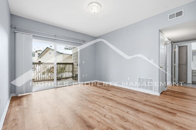 Foto del edificio - Spacious Condo with Washer/Dryer and Central AC