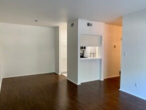 Building Photo - 2025 Augusta Dr