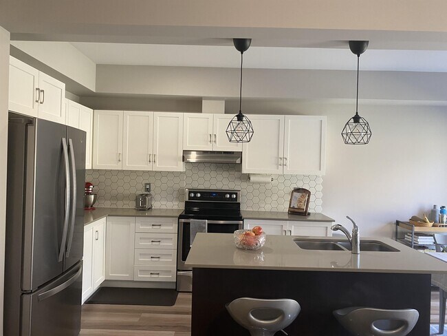 Building Photo - 324 Equestrian Way