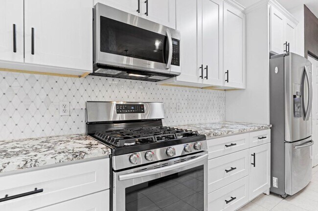 Building Photo - Beautifully renovated 4 bedroom 2 bath in NW Capri Neighborhood