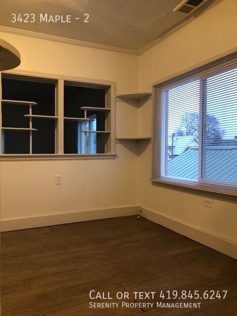 Building Photo - Spacious 3-bedroom Upper Unit Duplex