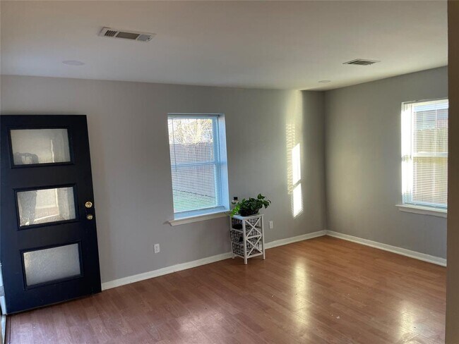 Building Photo - 3903 Kress St