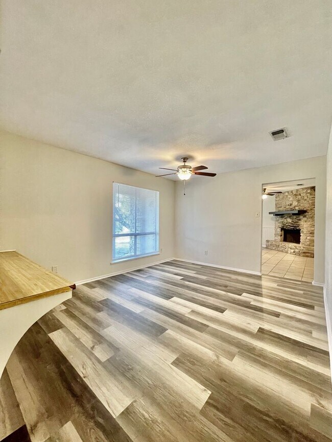 Building Photo - Reduced Deposit, 3 bedroom / 2 bathroom ho...