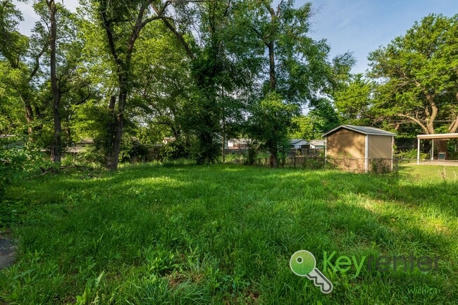Building Photo - Cute 3 bedroom house near shopping, restau...