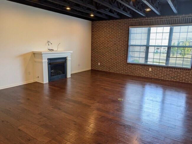 Foto del edificio - AVAILABLE NOW! Luxurious and Modern 3-4 Bedroom / 3.5 Bath Townhome in the Twin Lakes Community!