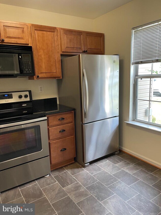 396 Derry Dr, Aston, PA 19014 Condo for Rent in Aston, PA