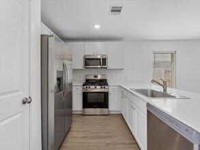 Building Photo - 2106 Hyde Acrs St
