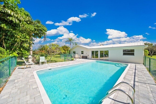 Foto del edificio - 2416 N W Everglades Blvd