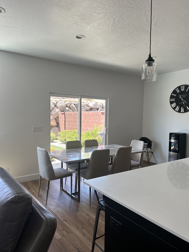 Building Photo - 868 E Desert Cactus Dr