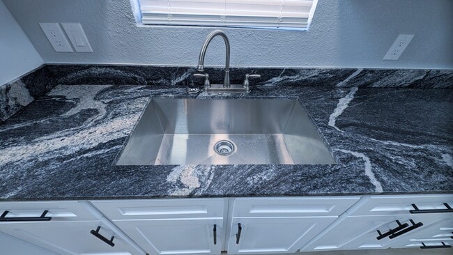 Building Photo - 3002 Blaine St