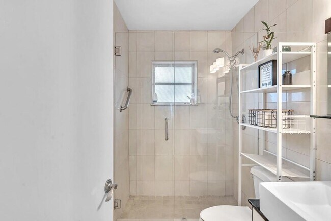 Foto del edificio - Beautiful 3-Bedroom, 2-Bath Villa with Lak...