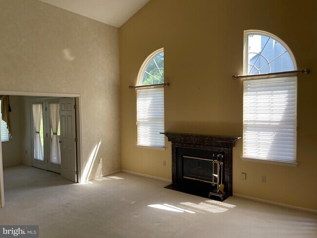 Building Photo - 214 Hawthorne Ct N