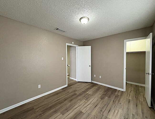 Building Photo - 3901 Hereford Ln