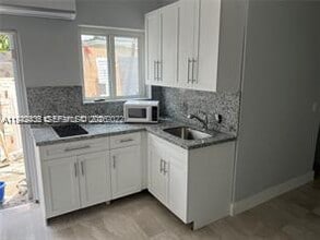 Building Photo - 410 SW 69th Ave