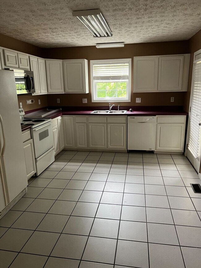 Building Photo - Jacksboro 37757 - 3 bedroom, 2 bath Apartm...