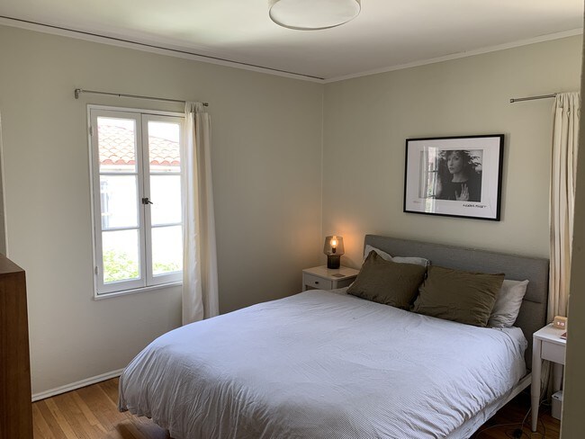 Foto del edificio - 2424 Tesla Ter