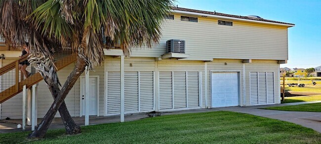 Building Photo - 1702 Castaway St