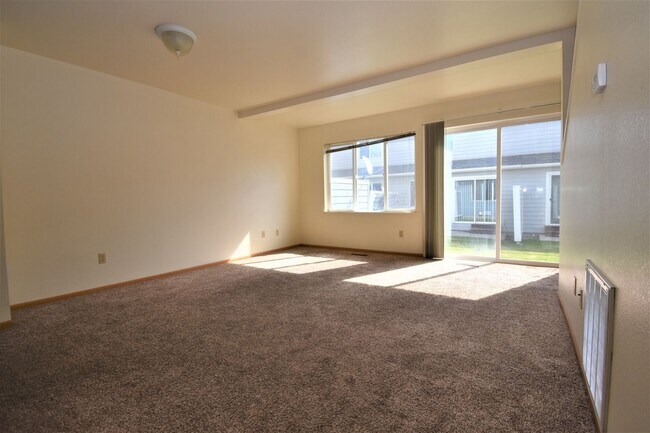 Building Photo - Townhouse style 2 bedroom 1.5 Bath with Attached Garage! Great Location!