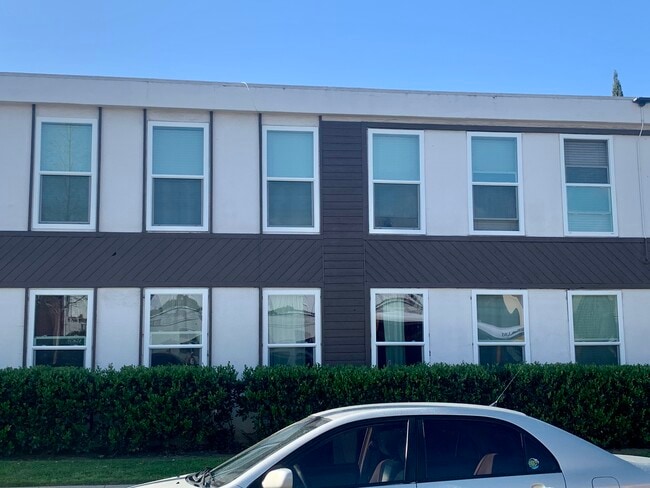 Building Photo - 218 W Wilson Ave