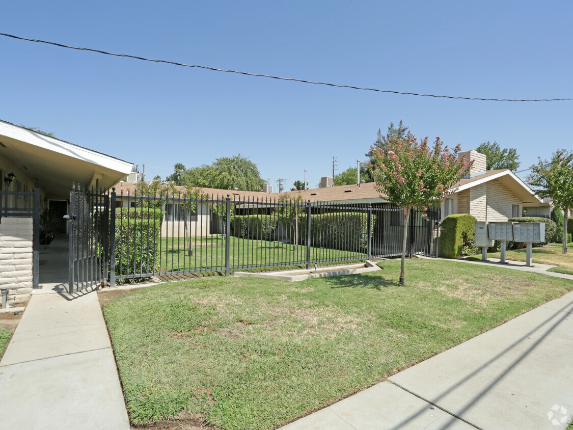 Building Photo - 4535 E Sierra Madre Ave