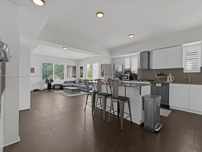 Building Photo - 7333 Dickens Ave