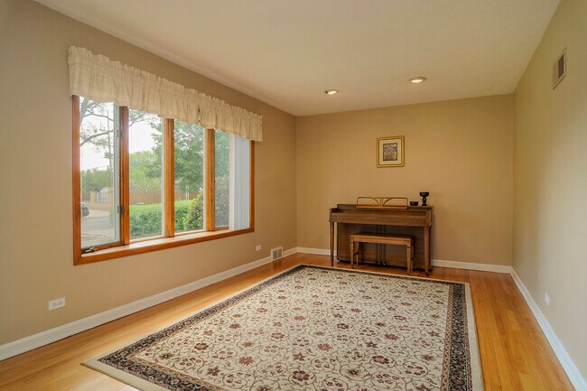 Building Photo - 2130 Mandel Ave