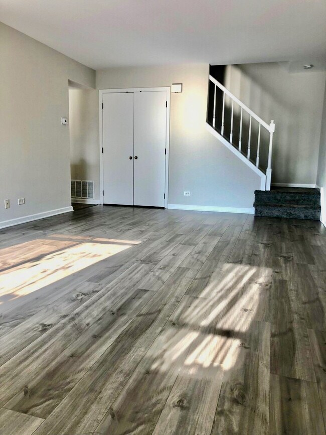 Foto del edificio - 932 Monroe Ct