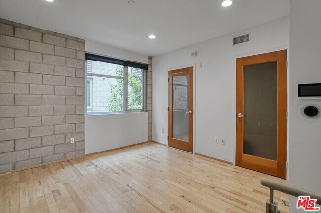 Foto del edificio - 3450 Cahuenga Blvd