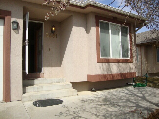 Building Photo - Great 4 bed Duplex