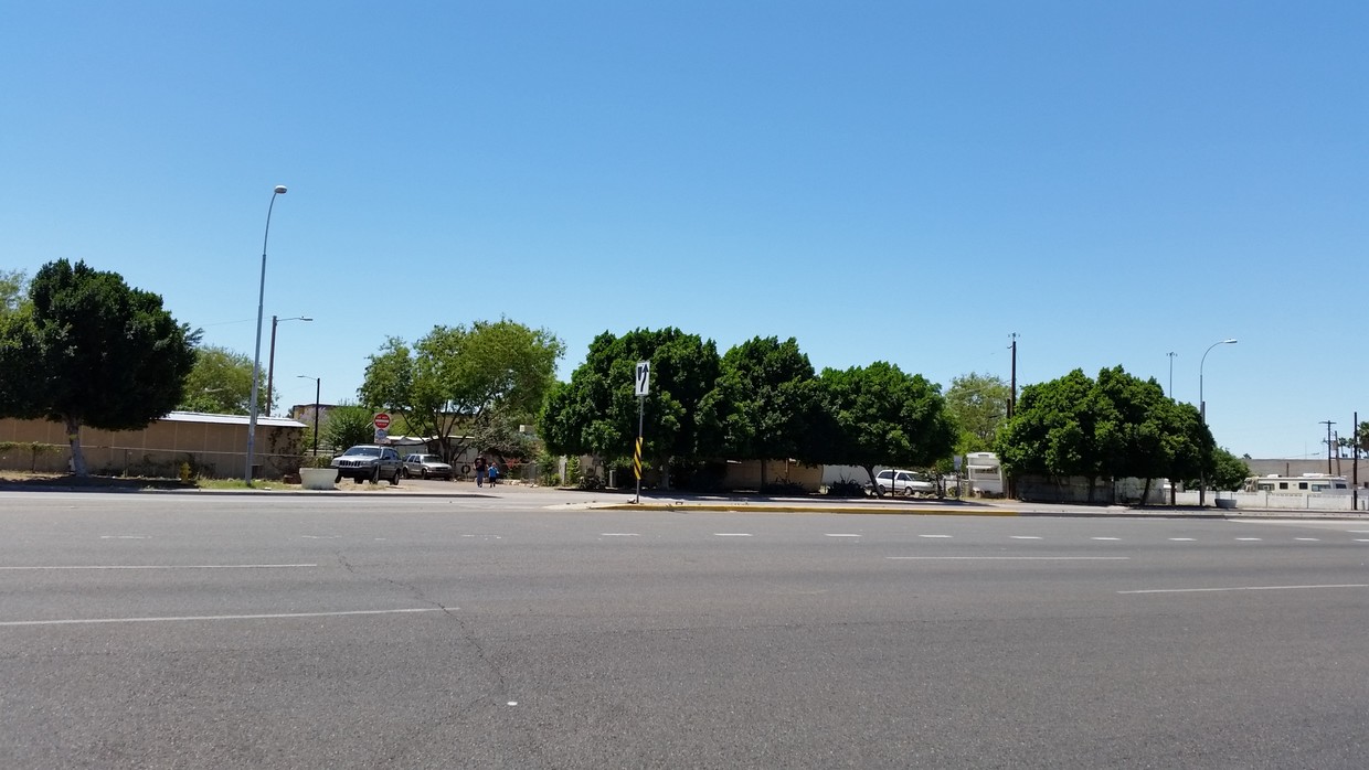 Vista desde el otro lado de la calle - Indian Trailer Park