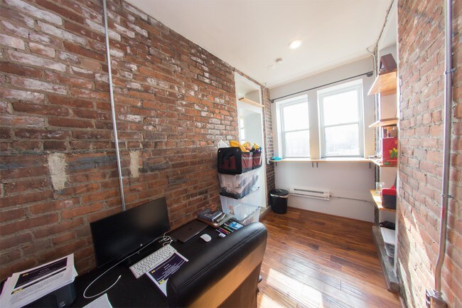 Building Photo - 484 Brainard St