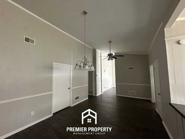 Foto del edificio - Stunning 3BR/2BA Bartlett Home | Vaulted Ceilings, Kitchen Island & Covered Patio