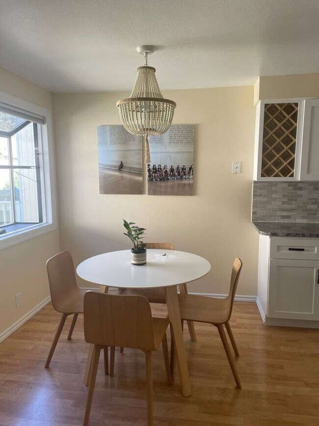 Building Photo - Luxurious Executive Rental with Stunning V...