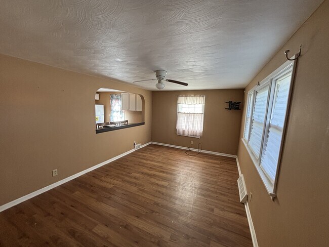 Foto del edificio - 3308 Harmont Ave NE