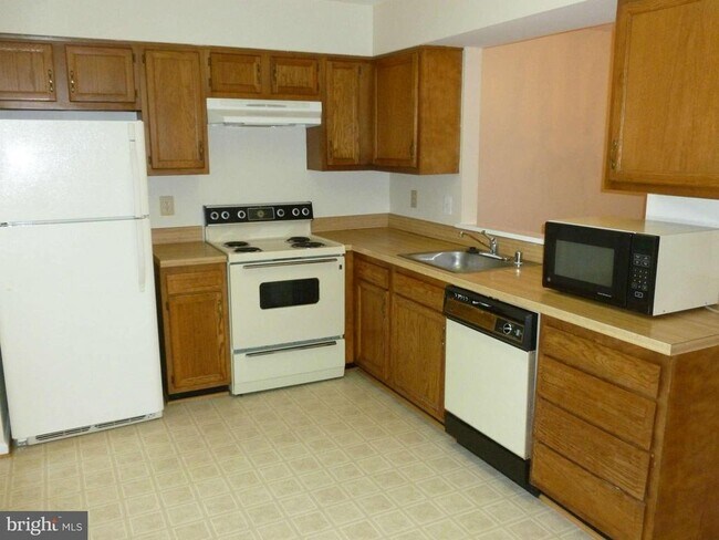 Building Photo - 6643 Medinah Ln