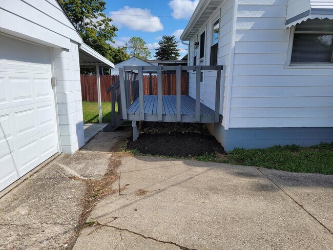 Building Photo - 1358 Pauline Ave