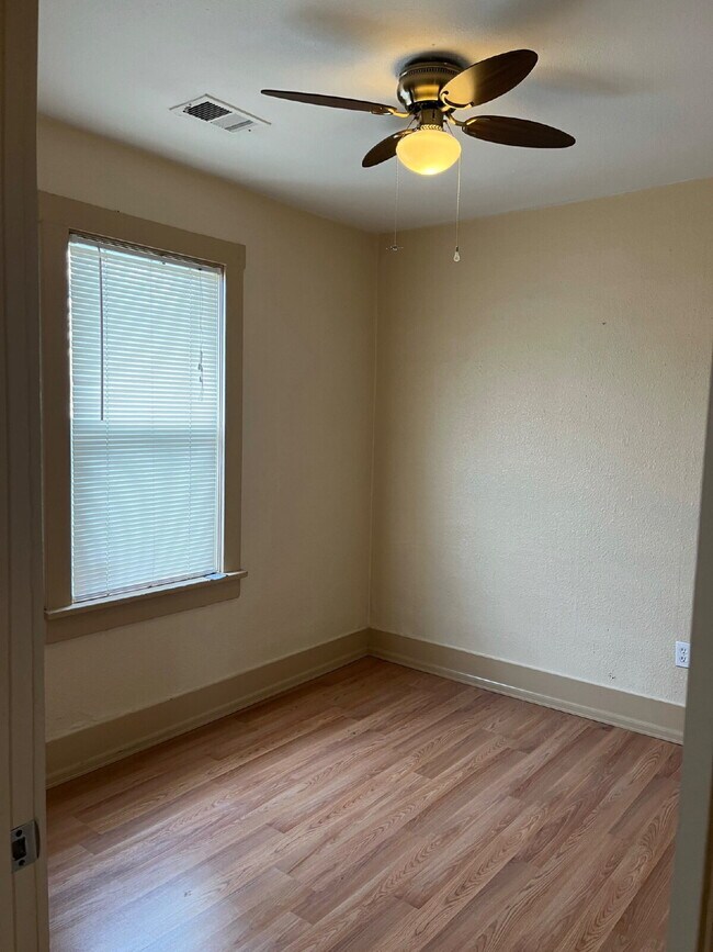 Foto del edificio - "Charming 4-Bedroom Oasis with 2 Full Bath...